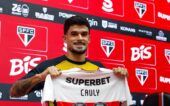 Cauly exibe a camisa de número 80 em sua apresentação no São Paulo