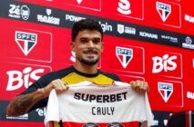 Cauly exibe a camisa de número 80 em sua apresentação no São Paulo