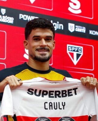 Cauly exibe a camisa de número 80 em sua apresentação no São Paulo