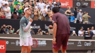 João Fonseca e Marcelo Melo vibram após conquistarem o título no Rio Open