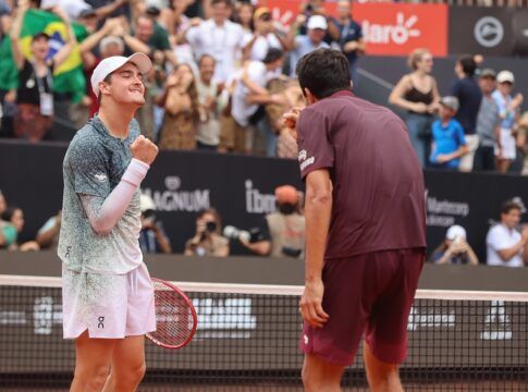 João Fonseca e Marcelo Melo vibram após conquistarem o título no Rio Open