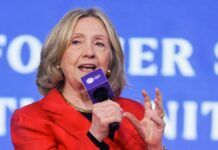 Hillary Clinton fala ao microfone durante entrevista