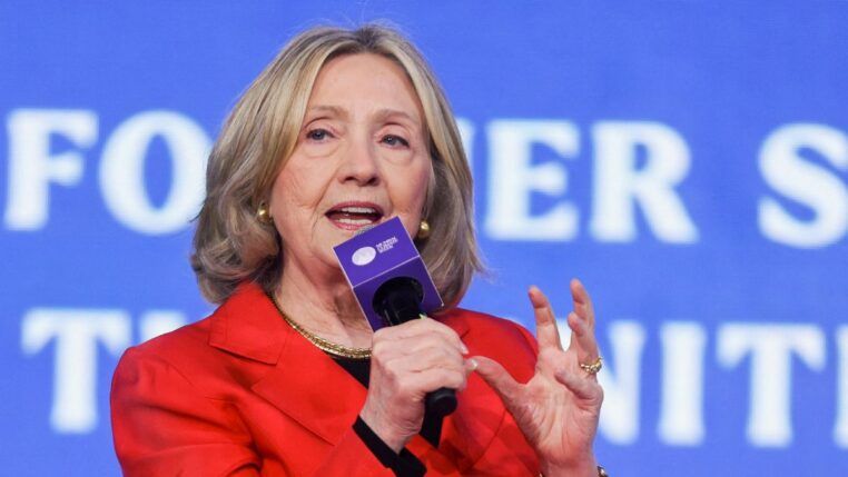 Hillary Clinton fala ao microfone durante entrevista
