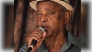 Ideval canta durante apresentação em estúdio