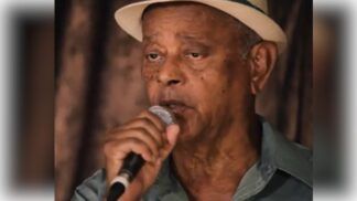 Ideval canta durante apresentação em estúdio