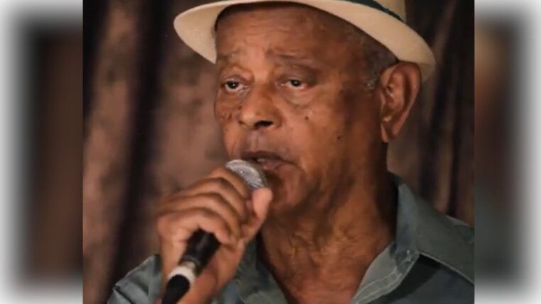 Ideval canta durante apresentação em estúdio