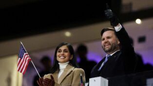 O vice-presidente dos EUA, J.D. Vance, ao lado da mulher, Usha Vance, durante a abertura dos Jogos Olímpicos de Inverno (Foto: Yara Nardi/Reuters)