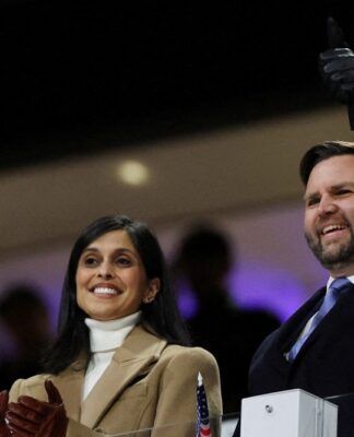 O vice-presidente dos EUA, J.D. Vance, ao lado da mulher, Usha Vance, durante a abertura dos Jogos Olímpicos de Inverno (Foto: Yara Nardi/Reuters)