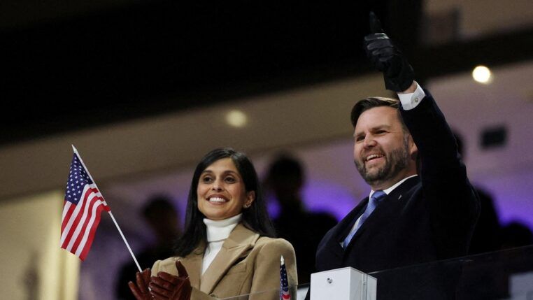 O vice-presidente dos EUA, J.D. Vance, ao lado da mulher, Usha Vance, durante a abertura dos Jogos Olímpicos de Inverno (Foto: Yara Nardi/Reuters)