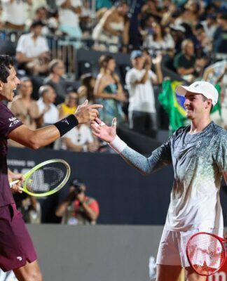 João Fonseca e Marcelo Melo vencem dupla argentina e avançam às semifinais do Rio Open