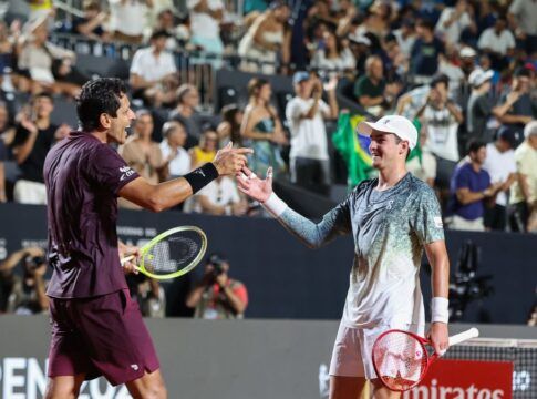 João Fonseca e Marcelo Melo vencem dupla argentina e avançam às semifinais do Rio Open