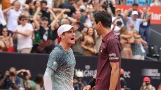 João Fonseca e Marcelo Melo comemoram vitória em quadra