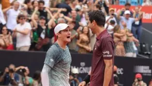 João Fonseca e Marcelo Melo comemoram vitória em quadra