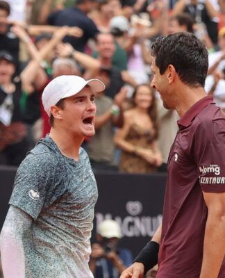 João Fonseca e Marcelo Melo comemoram vitória em quadra