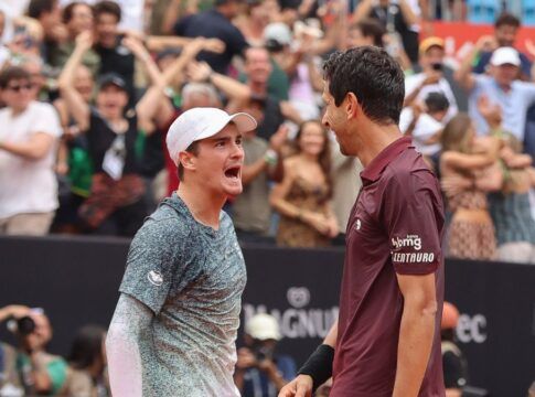 João Fonseca e Marcelo Melo comemoram vitória em quadra