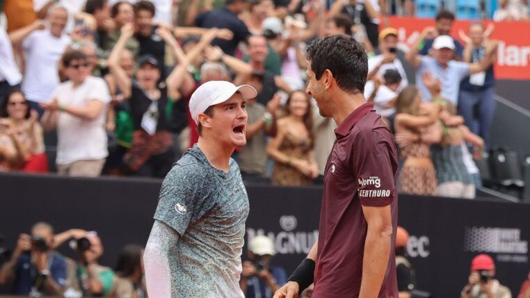 João Fonseca e Marcelo Melo comemoram vitória em quadra
