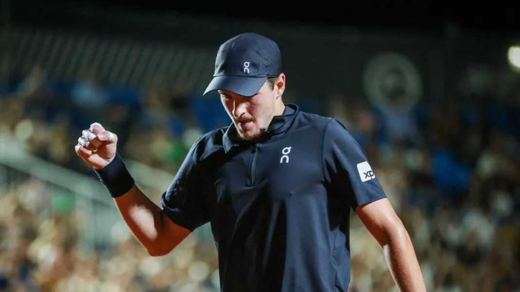 João Fonseca vibra ao acertar ponto durante jogo no Rio Open