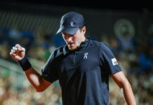 João Fonseca vibra ao acertar ponto durante jogo no Rio Open