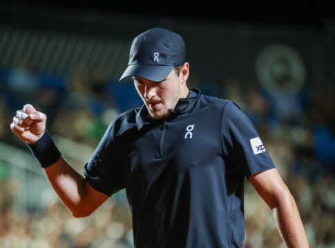 João Fonseca vibra ao acertar ponto durante jogo no Rio Open