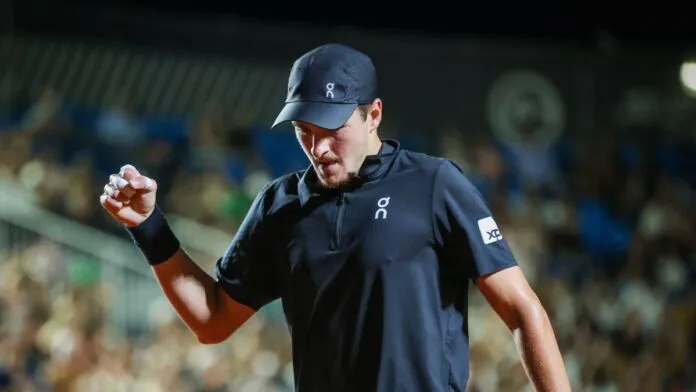 João Fonseca vibra ao acertar ponto durante jogo no Rio Open