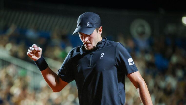 João Fonseca vibra ao acertar ponto durante jogo no Rio Open