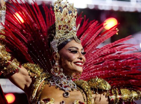 Juliana Paes desfila na Sapucaí com as cores da Viradouro