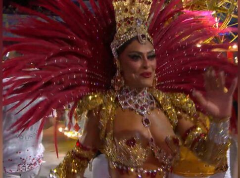 Juliana Paes assume novamente o posto de rainha de bateria da Unidos da Viradouro após 17 anos afastada da posição. A atriz desfila na madrugada desta terça-feira (17/02) com a fantasia 