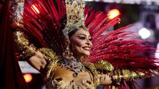 Juliana Paes como rainha de bateria no desfile da Viradouro