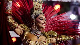 Juliana Paes como rainha de bateria no desfile da Viradouro