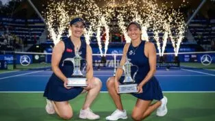 Luisa Stefani e a canadense Gabriela Dabrowski erguem o troféu