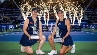 Luisa Stefani e a canadense Gabriela Dabrowski erguem o troféu