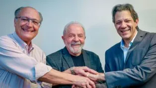 Lula, Alckmin e Haddad apertam as mãos