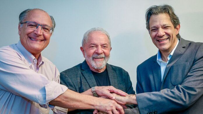 Lula, Alckmin e Haddad apertam as mãos