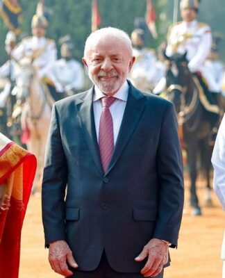 Lula posa para foto ao lado do primeiro-ministro Narendra Modi e da presidente Droupadi Murmu