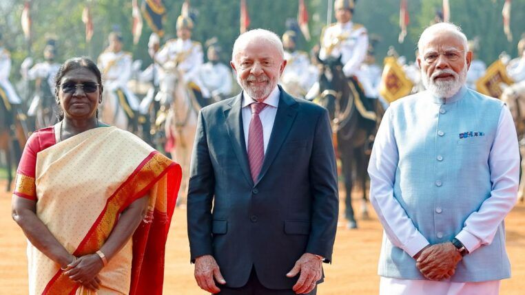Lula posa para foto ao lado do primeiro-ministro Narendra Modi e da presidente Droupadi Murmu