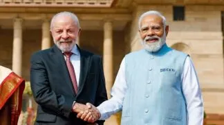 Lula cumprimenta o primeiro-ministro indiano Narendra Modi