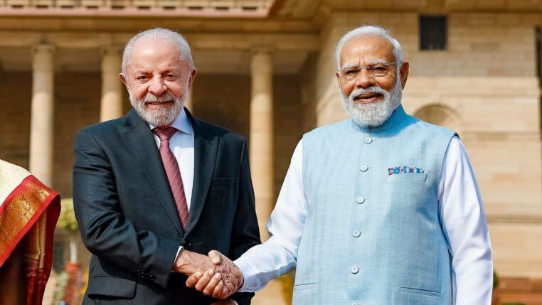 Lula cumprimenta o primeiro-ministro indiano Narendra Modi