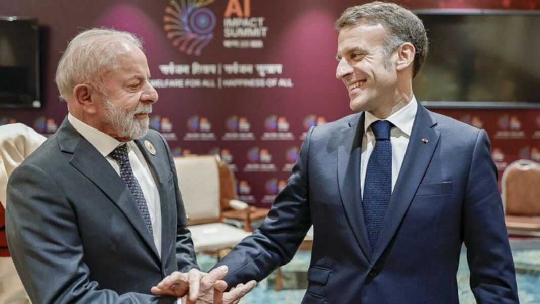 Lula cumprimenta Macron durante evento na Índia