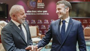 Lula cumprimenta Macron durante evento na Índia