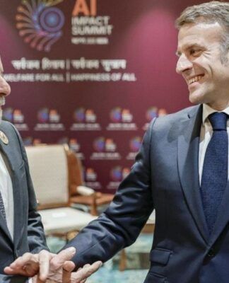 Lula cumprimenta Macron durante evento na Índia