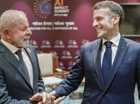Lula cumprimenta Macron durante evento na Índia