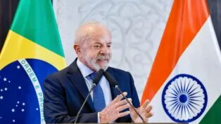 Lula gesticula ao falar ao microfone durante entrevista coletiva