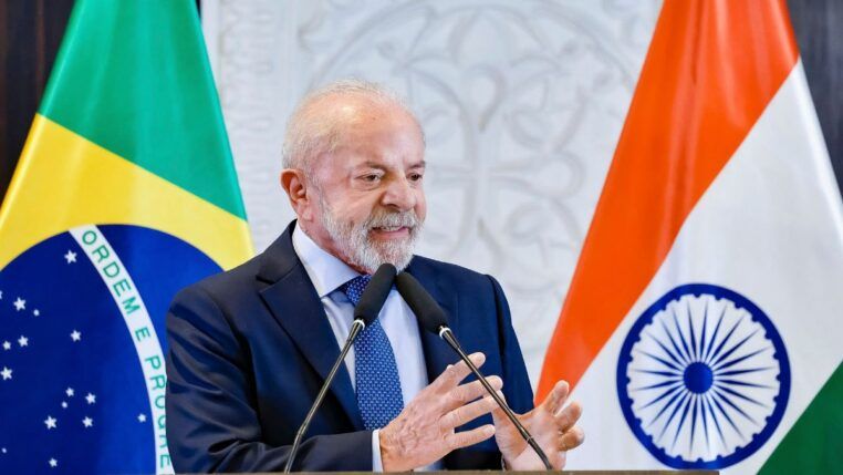 Lula gesticula ao falar ao microfone durante entrevista coletiva