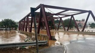 Alagamento subiu e encobriu ponte em Juiz de Fora