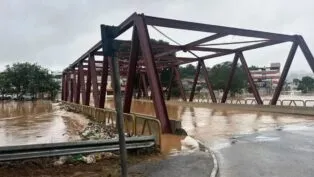 Alagamento subiu e encobriu ponte em Juiz de Fora