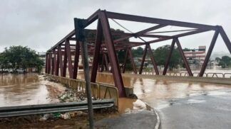 Alagamento subiu e encobriu ponte em Juiz de Fora