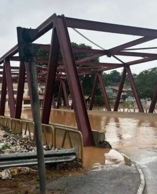 Alagamento subiu e encobriu ponte em Juiz de Fora