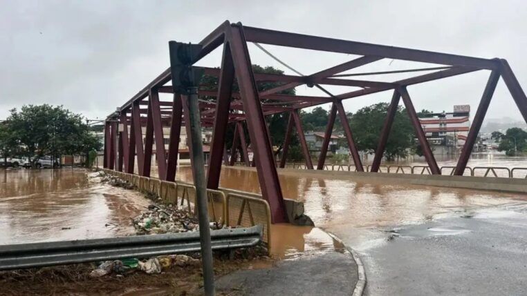 Alagamento subiu e encobriu ponte em Juiz de Fora