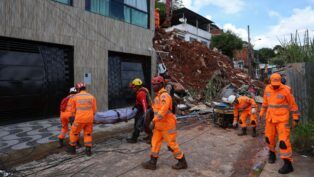 Bombeiros resgatam corpos em deslizamentos em MG