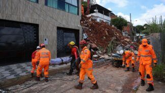 Bombeiros resgatam corpos em deslizamentos em MG